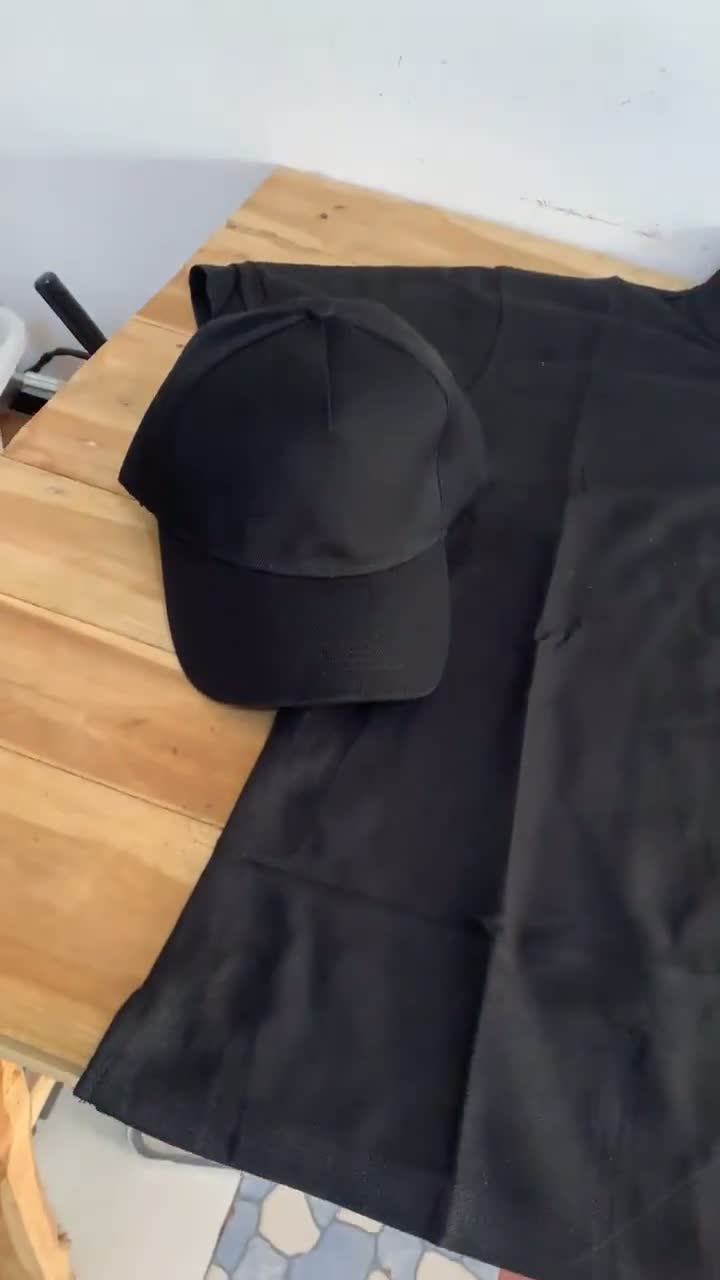 Vidéo d'une casquette et d'un t-shirt noirs personnalisés par AKOYA Services au Togo