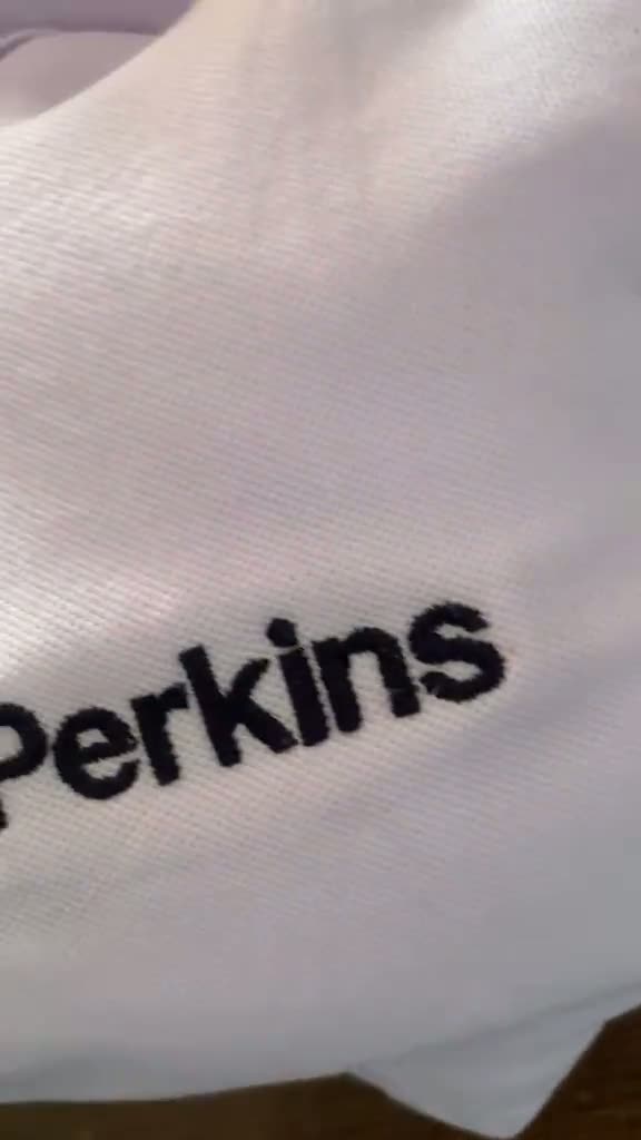Vidéo du logo Perkins imprimé sur un t-shirt blanc par AKOYA Services